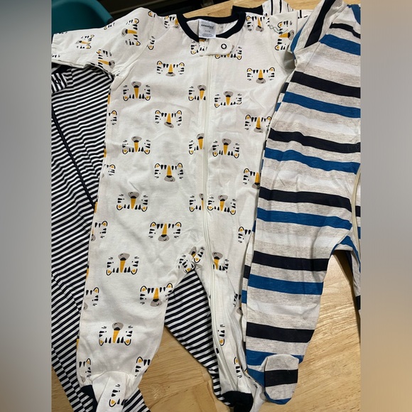 Onesies footed sleepers. Set of 4. size 0-3m - Picture 3 of 6